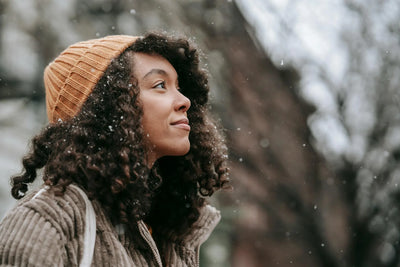 Prendre soin de ses cheveux naturels en hiver : conseils et produits indispensables 